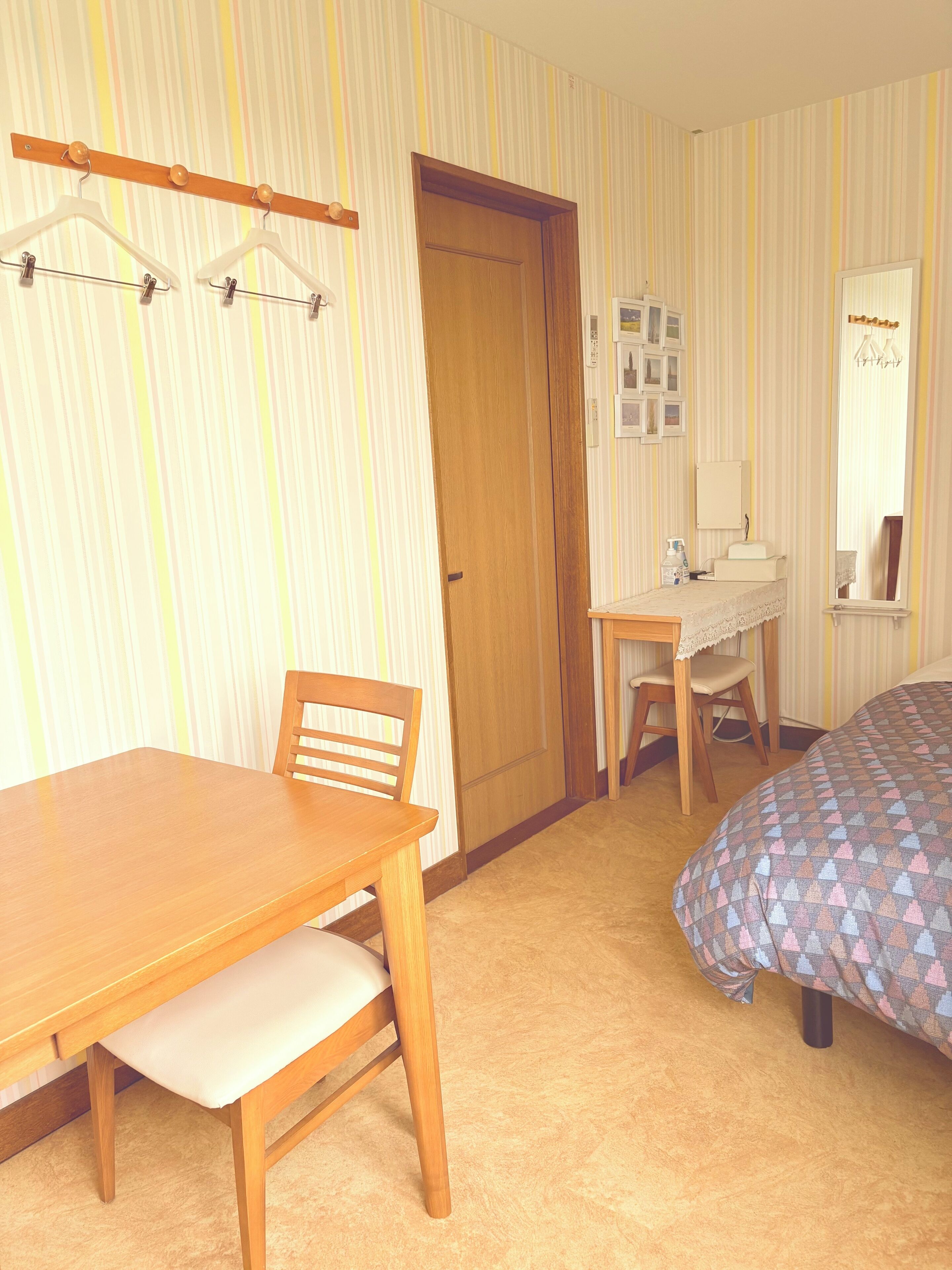 Duntäcken, skrivbord, arbetsyta för laptop och mörkläggningsgardiner