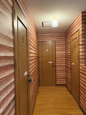 1 bedroom, down comforters, desk, laptop workspace