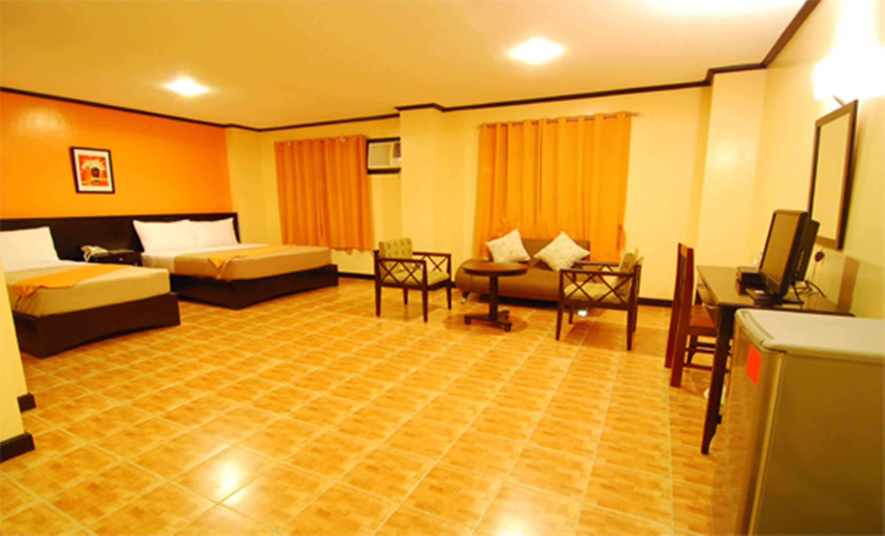 Family Room - 1 Queen and 1 Single Bed | Desk, free WiFi