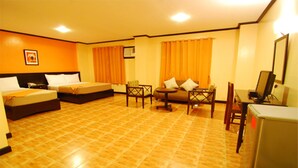 패밀리룸 (1 Queen and 1 Single Bed)