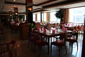 Se sirven desayunos, almuerzos y cenas; cocina tailandesa