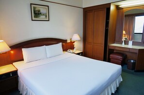 Minibar, Zimmersafe, Schreibtisch, kostenloses WLAN