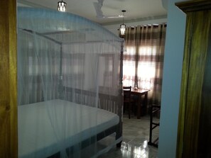 1 Schlafzimmer, hochwertige Bettwaren, Zimmersafe, individuell dekoriert