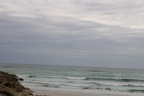 A beach with waves and a rocky shoreline. - Supunvilla (Bentota)