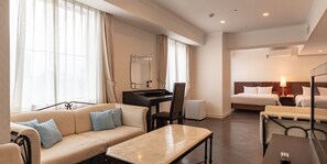 Premier tvåbäddsrum (Premier Deluxe Twin) | Värdeförvaringsskåp på rummet, skrivbord och strykjärn/strykbräda