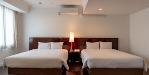 Premier tvåbäddsrum (Premier Deluxe Twin) | Värdeförvaringsskåp på rummet, skrivbord och strykjärn/strykbräda