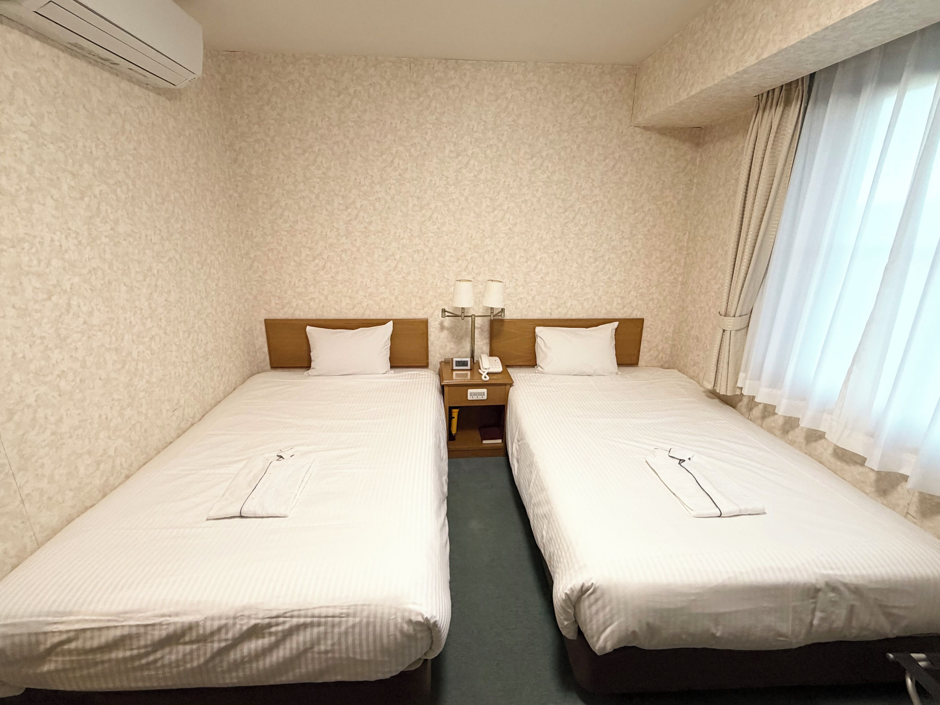 Standard tvåbäddsrum | Värdeförvaringsskåp på rummet, skrivbord och strykjärn/strykbräda