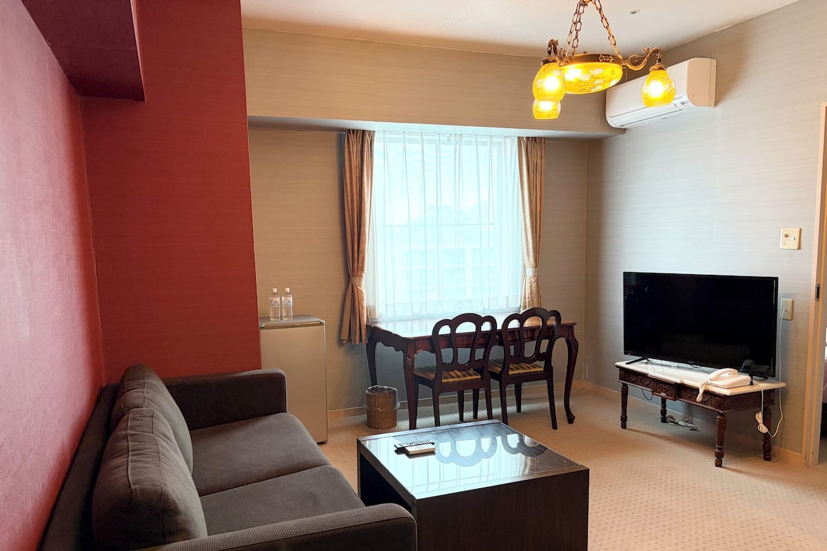 Sviitti (Twin) | Tallelokero huoneessa, työpöytä, silitysrauta/-lauta, ilmainen Wi-Fi