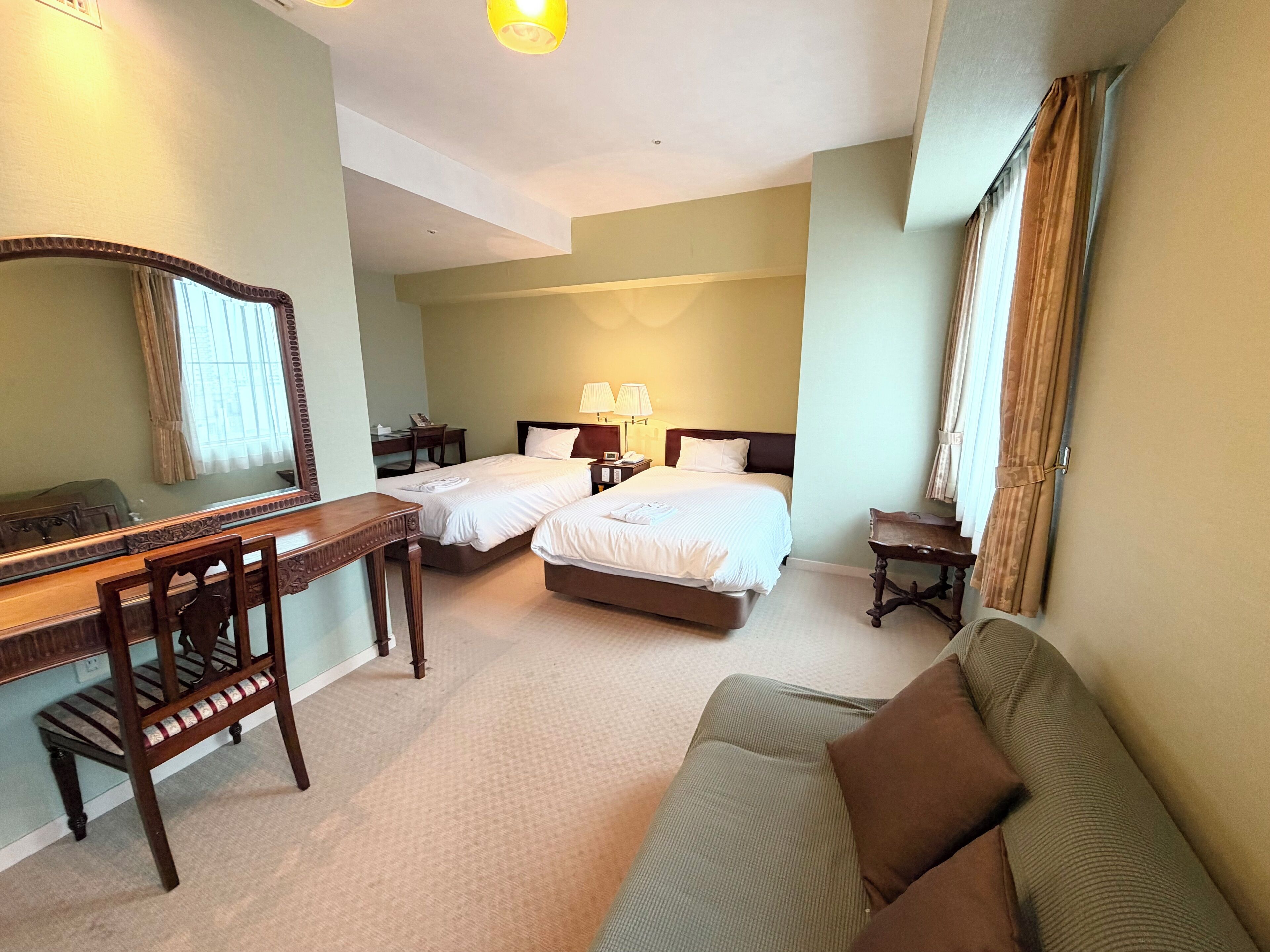 Tvåbäddsrum Deluxe | Värdeförvaringsskåp på rummet, skrivbord och strykjärn/strykbräda