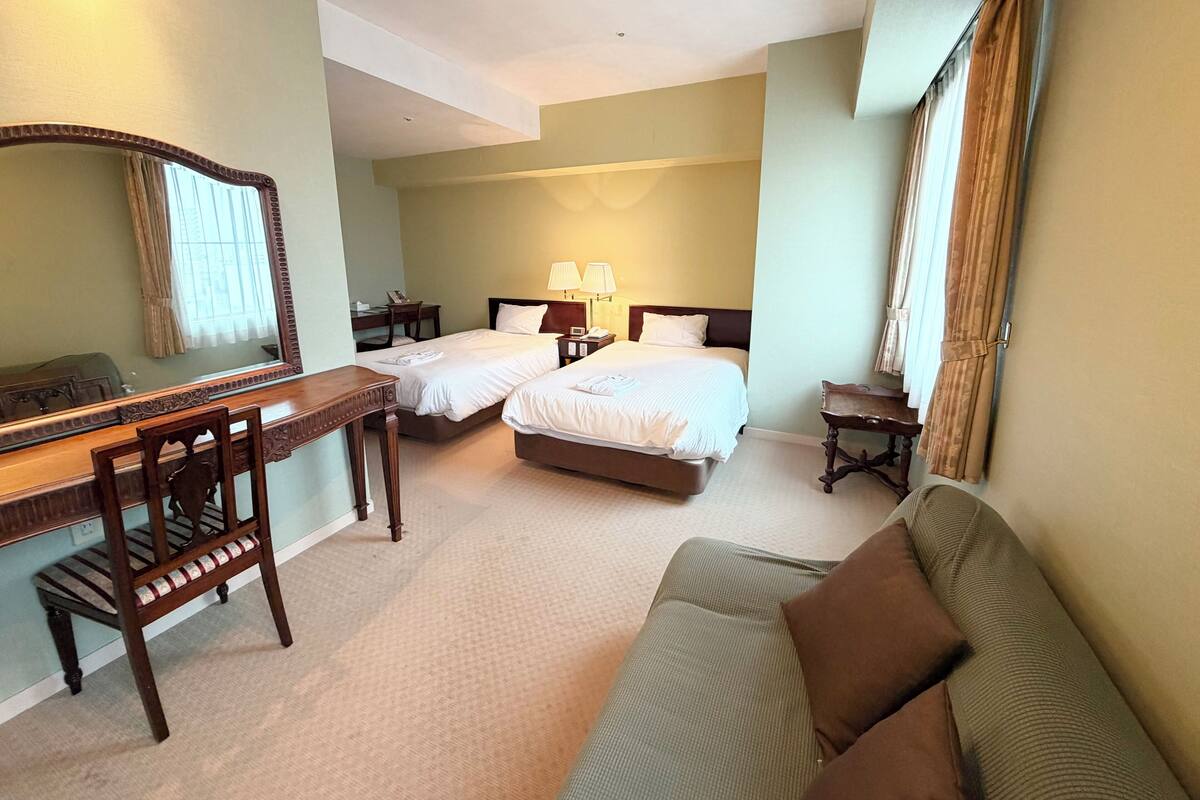 Tvåbäddsrum Deluxe | Värdeförvaringsskåp på rummet, skrivbord och strykjärn/strykbräda