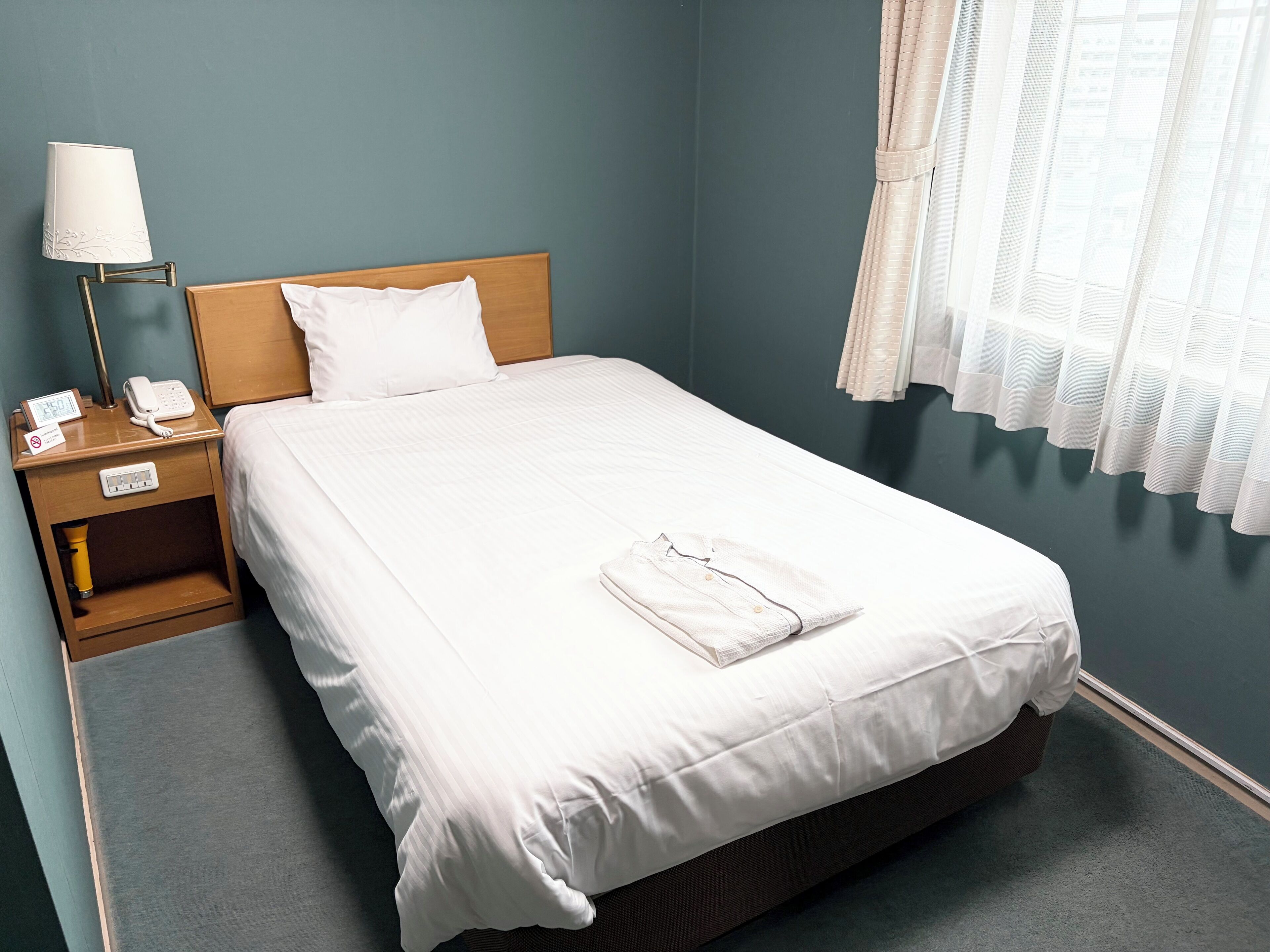 Standard enkelrum | Värdeförvaringsskåp på rummet, skrivbord och strykjärn/strykbräda