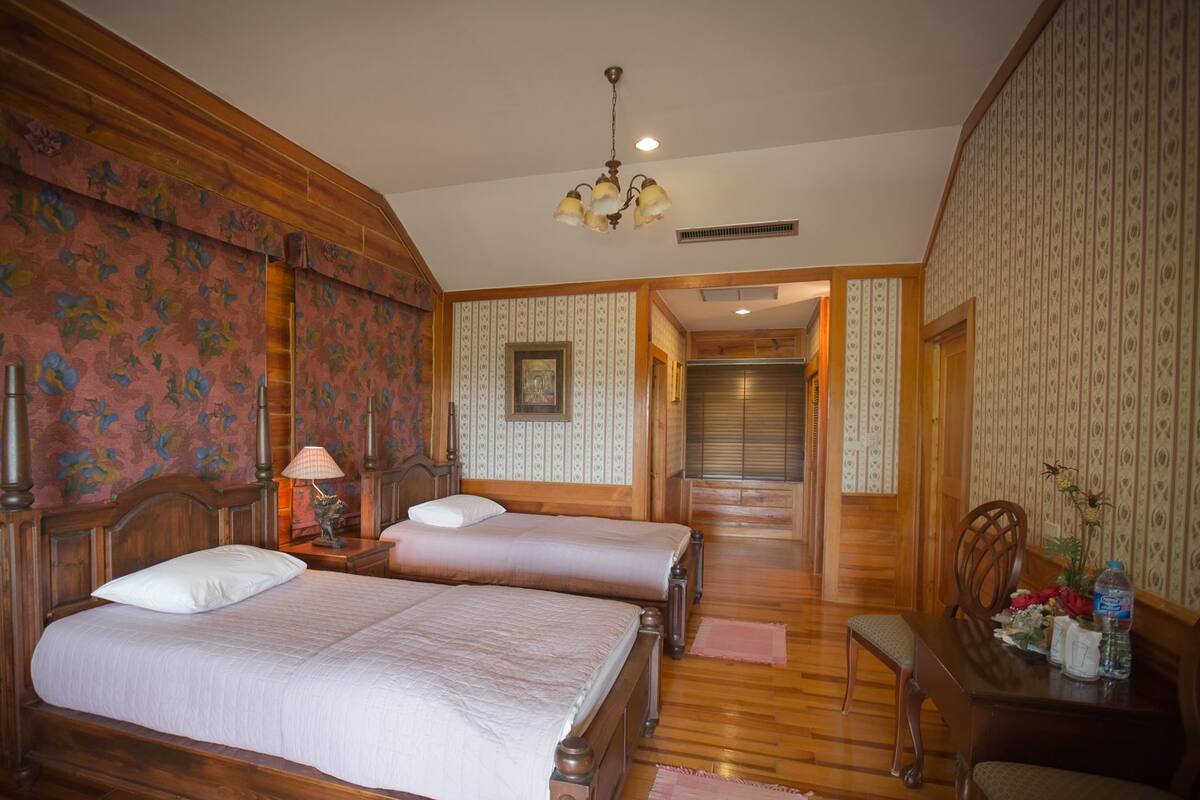 Charming | Desk, rollaway beds