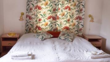 Camera con 2 letti singoli | Una scrivania, Wi-Fi gratuito, lenzuola