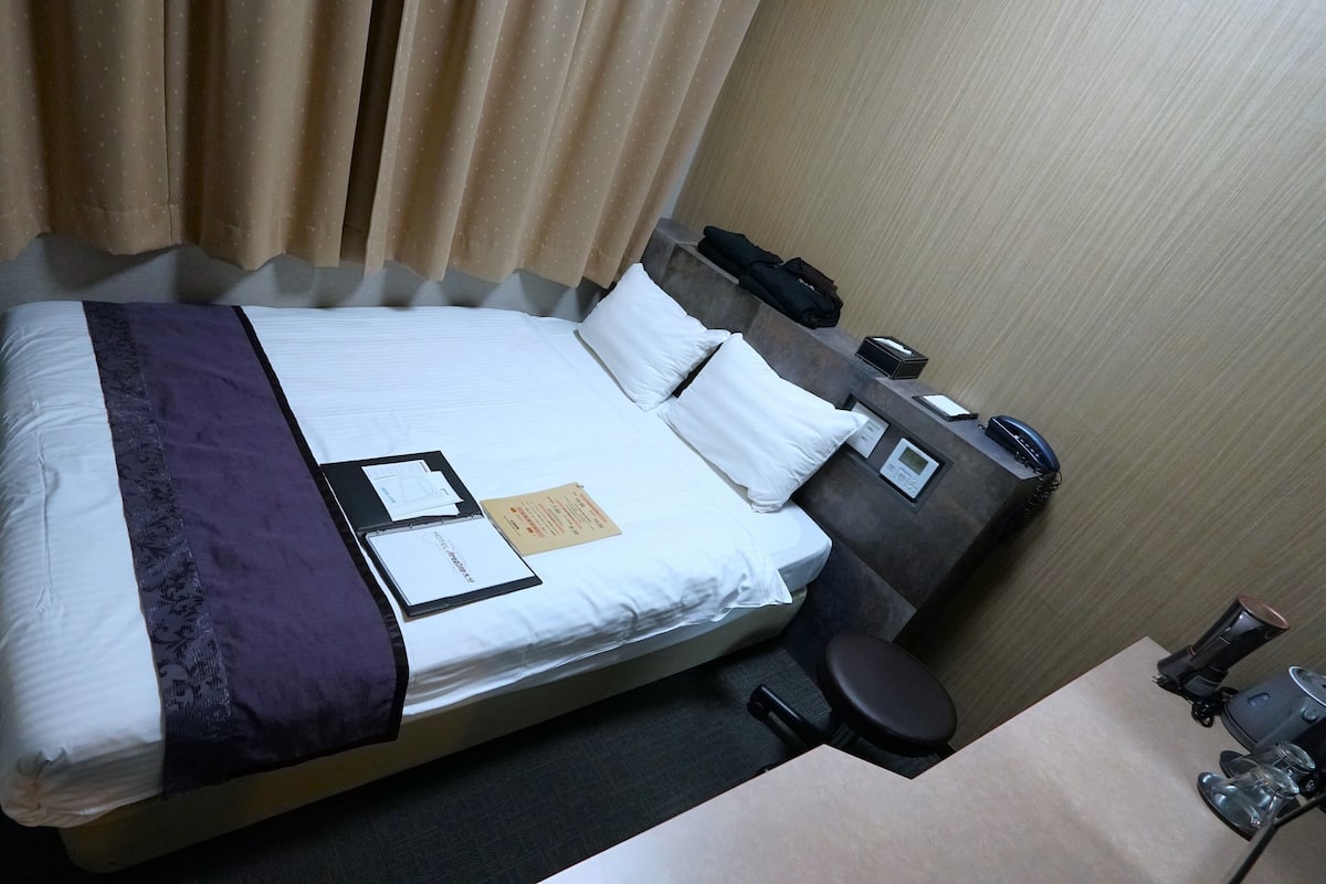 Room, 1 Katil Bujang XL (Large Single), Non Smoking (Renovated, Semi Double, for 2 People) | Meja, ruang kerja komputer riba, langsir/tirai gelap terus 