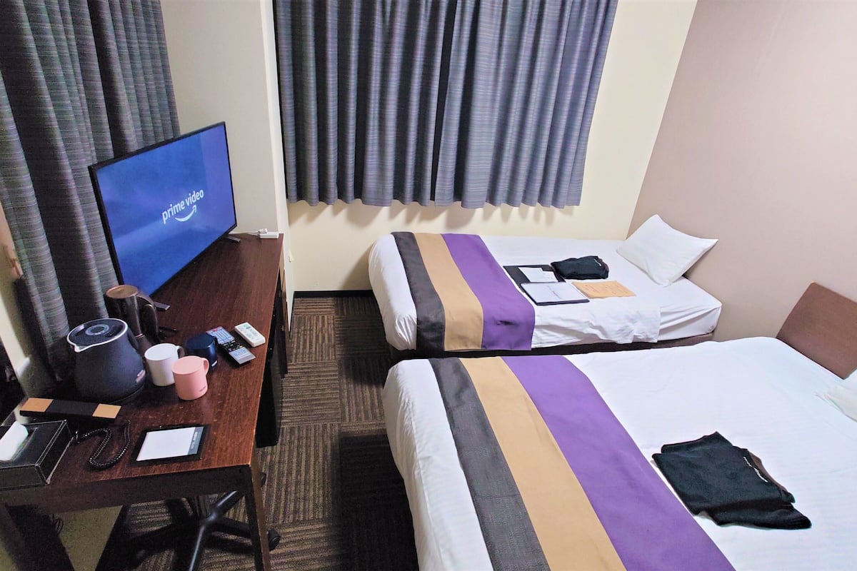 Basic Twin Room, Non Smoking | Meja, ruang kerja komputer riba, langsir/tirai gelap terus 