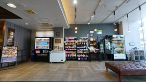Una tienda de conveniencia moderna con una variedad de bocadillos, bebidas y una sección refrigerada.