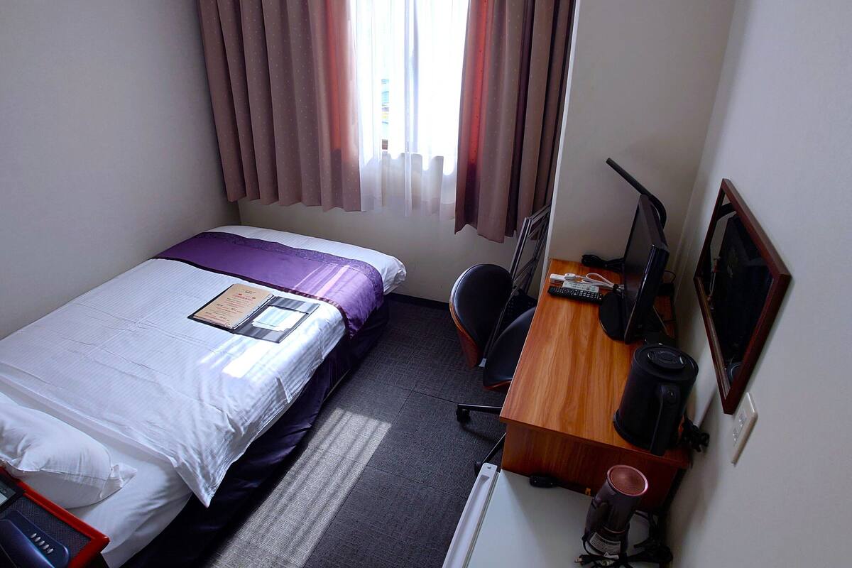 Room, Non Smoking (Semi Double, LAN cable avail, 2people) | Meja, ruang kerja komputer riba, langsir/tirai gelap terus 