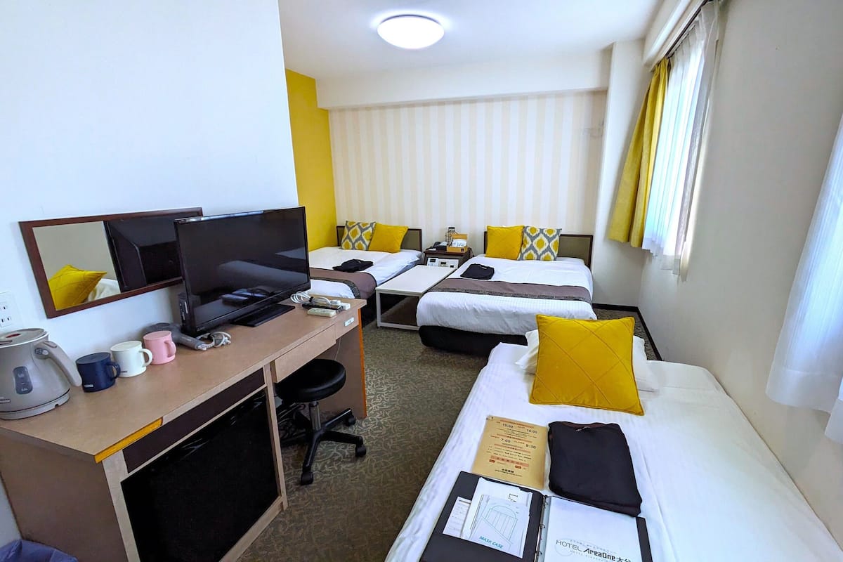 Standard Triple Room, Non Smoking (Triple) | Meja, ruang kerja komputer riba, langsir/tirai gelap terus 