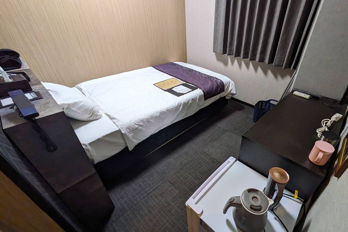 Single Room, Non Smoking (Renovated, Semi Double) | Meja, ruang kerja komputer riba, langsir/tirai gelap terus 