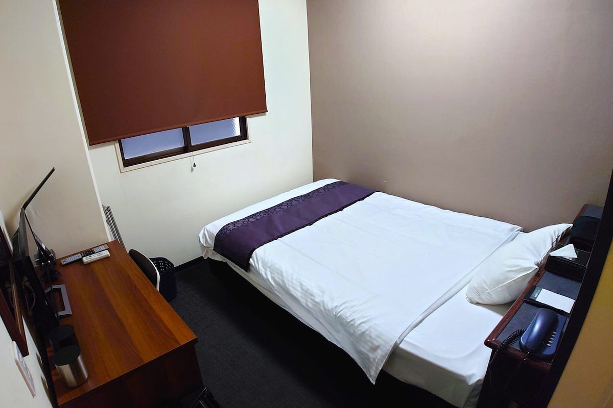 Single Room, Non Smoking (Semi Double, LAN cable available) | Meja, ruang kerja komputer riba, langsir/tirai gelap terus 