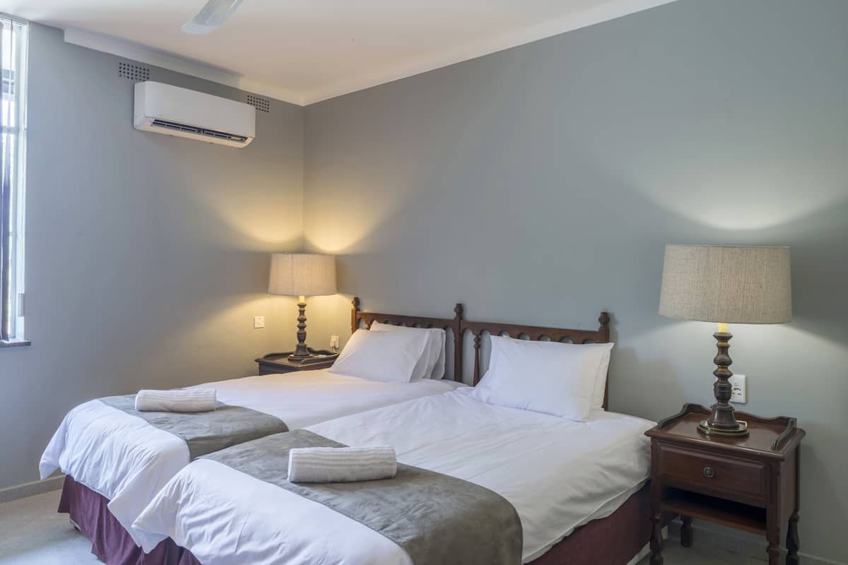 Twin Room, Non Smoking | Desk, WiFi (free), bed sheets