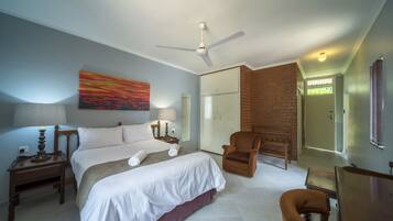 مكتب وواي فاي مجانًا وملاءات أسرّة