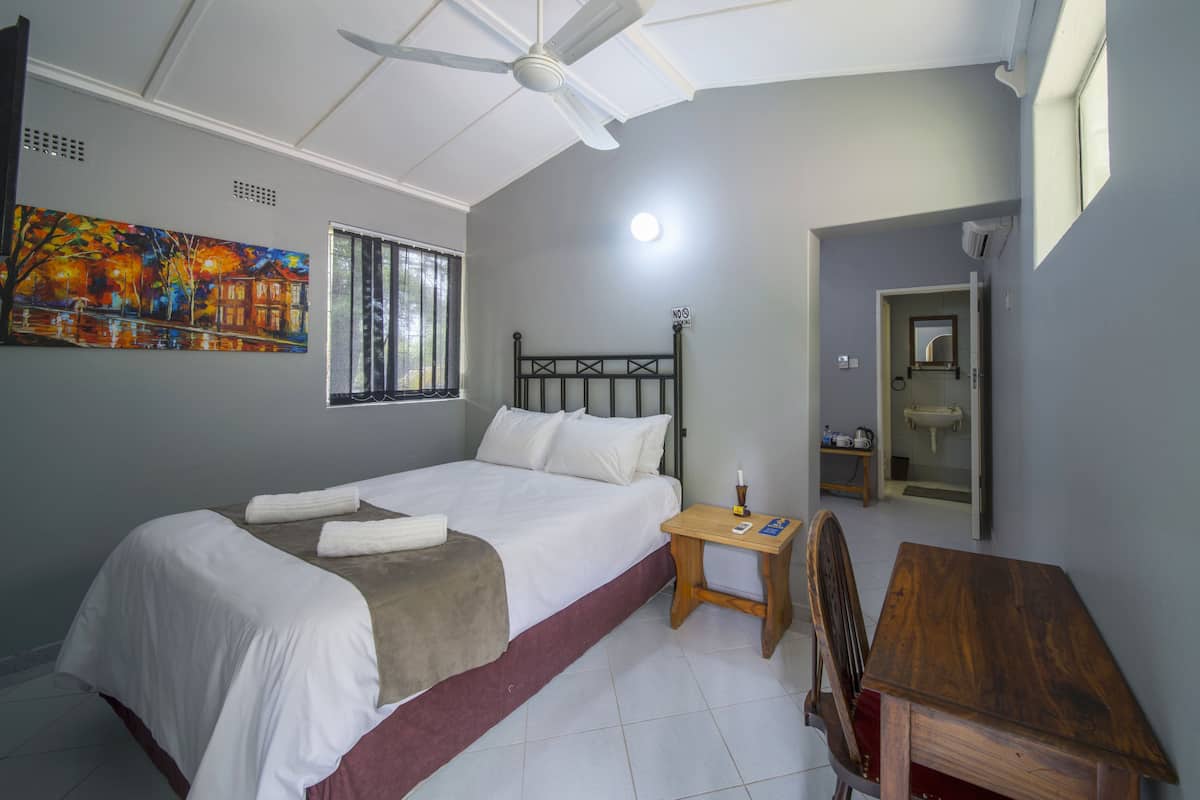 Family Room, Non Smoking | Desk, WiFi (free), bed sheets