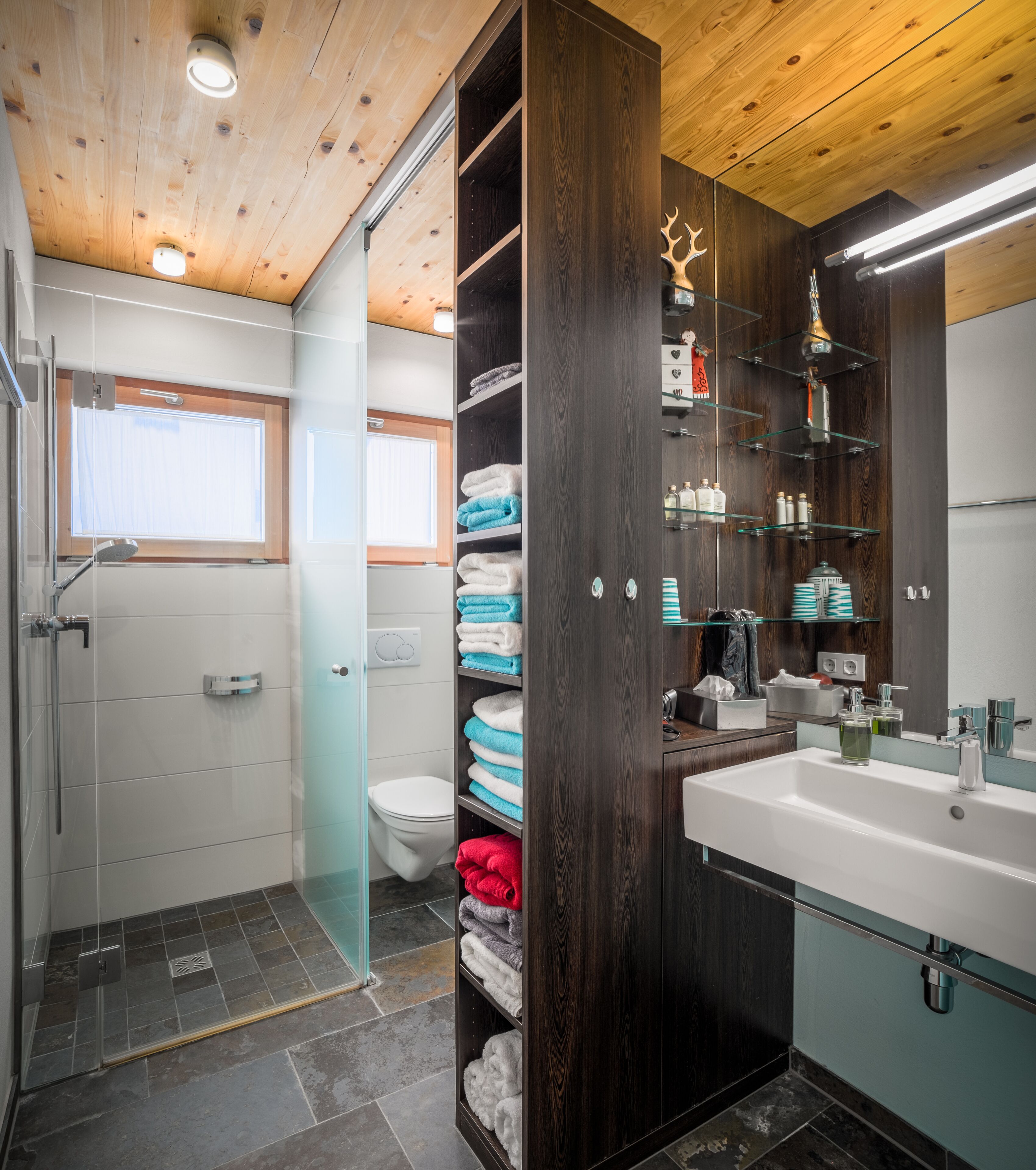 Exclusive Chalet | Bathroom | Shower, free toiletries, hair dryer, bathrobes