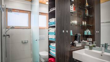 Exclusive Chalet | Bathroom | Shower, free toiletries, hair dryer, bathrobes