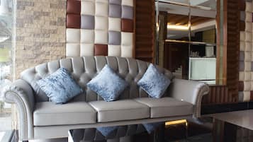 Coin salon dans le hall