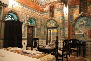 客房 | 客房内保险箱、办公桌、免费 WiFi、床单