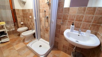 Quarto casal | Banheiro | Chuveiro, secador de cabelo, bidê, toalhas de banho