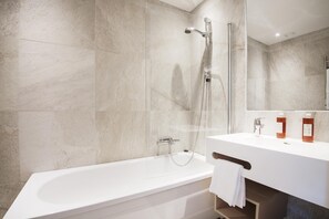 Shower, towels - Best Western RC Hotel (Jonkoping)