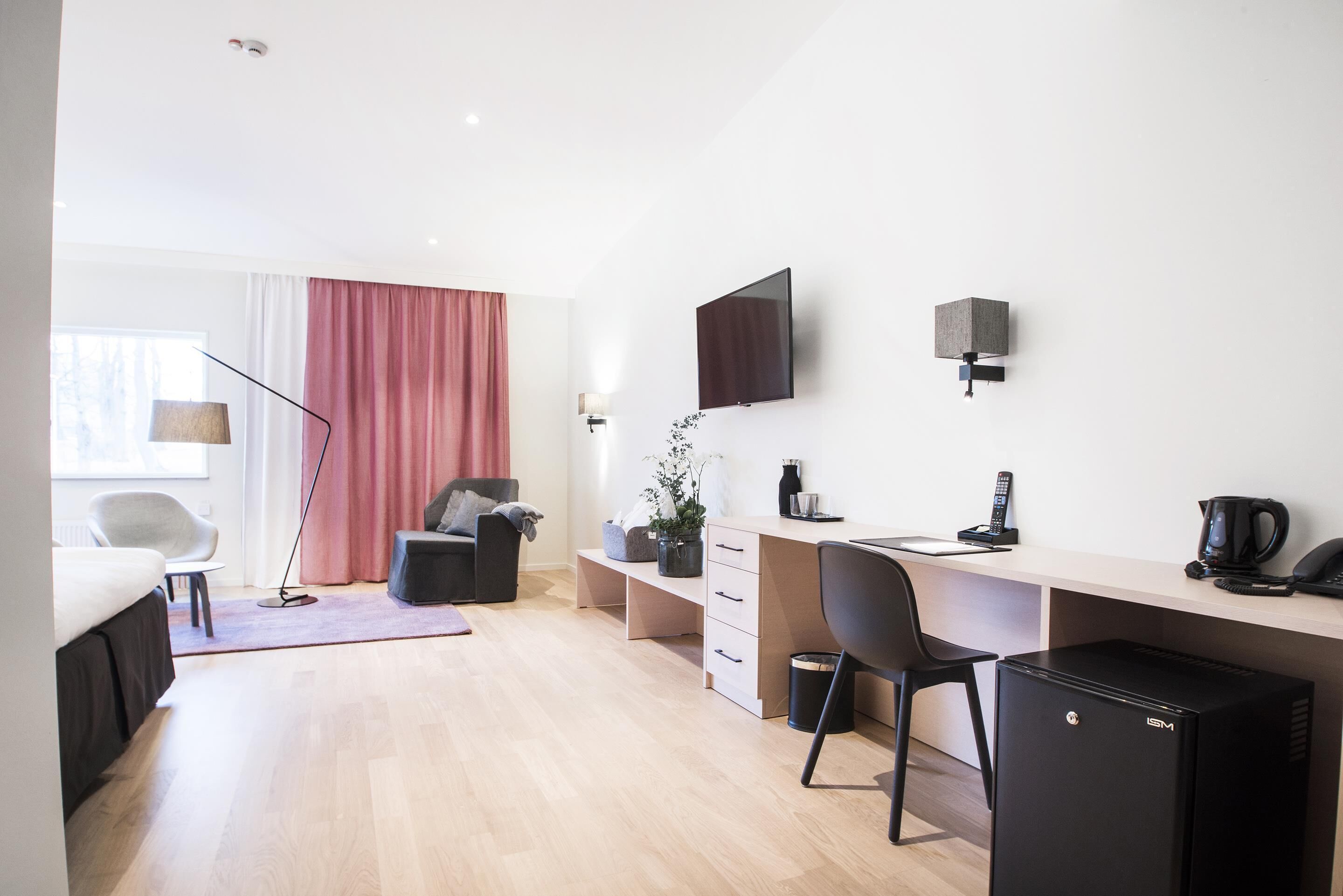 Värdeförvaringsskåp på rummet och strykjärn/strykbräda