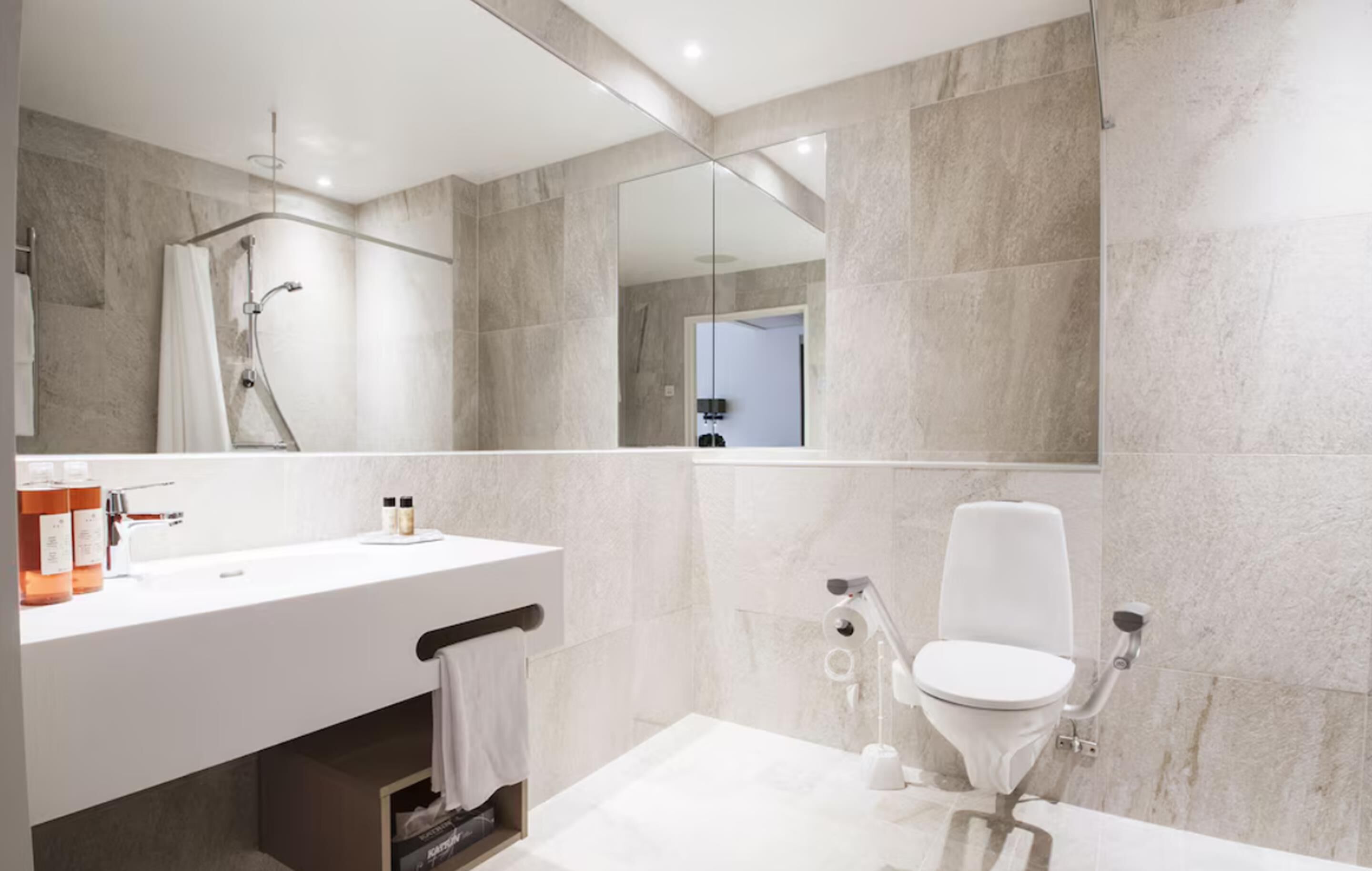 family room, multiple beds, accessible, non smoking | accessible bathroom