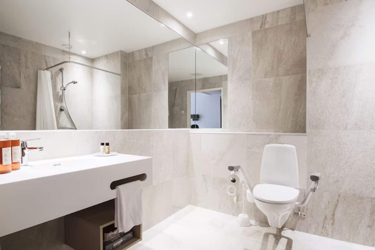 family room, multiple beds, accessible, non smoking | accessible bathroom