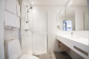 Shower, towels - Best Western RC Hotel (Jonkoping)