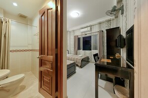 Shower, perlengkapan mandi desainer, pengering rambut, dan sandal