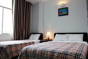 Deluxe Triple Room, City View - Jasmine Hotel (Ho Chi Minh City)
