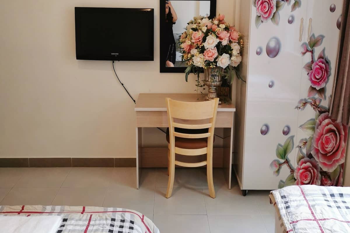 Deluxe-Dreibettzimmer, Stadtblick | Wohnzimmer | Fernseher
