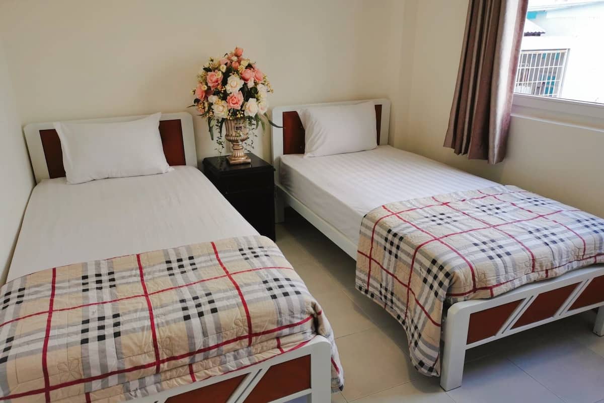 Deluxe-Zweibettzimmer, 2 Einzelbetten, Stadtblick | 1 Schlafzimmer, Verdunkelungsvorhänge, schallisolierte Zimmer