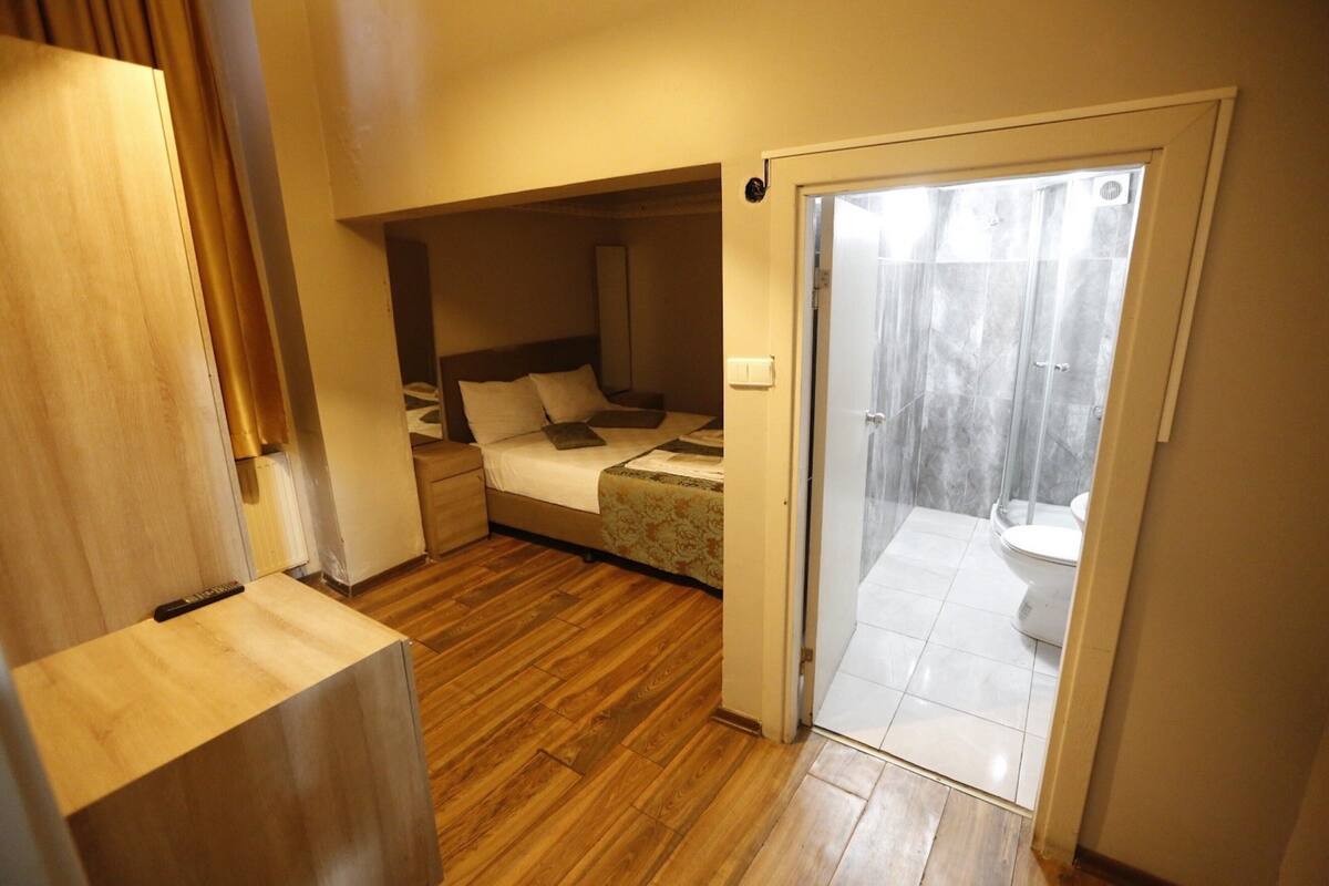 Economy Room | Bathroom | Shower, free toiletries, hair dryer, slippers