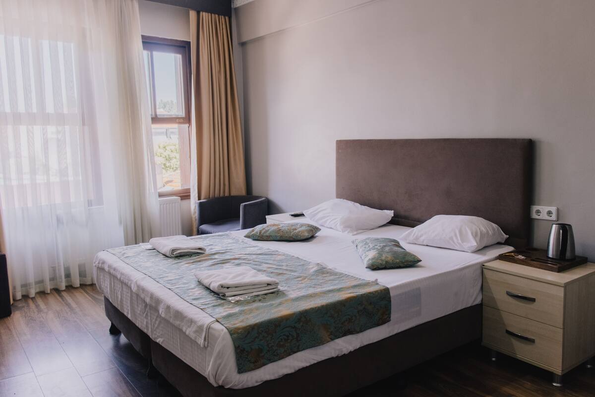 Standard Room | Premium bedding, minibar, WiFi (free), bed sheets