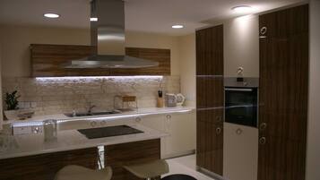 Deluxe Apartment, 2 Bedrooms, 2 Bathrooms | Private kitchen | Fridge