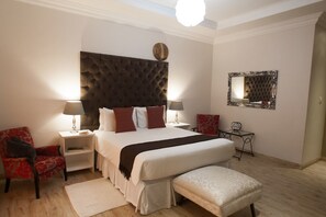 Desk, blackout drapes, free cribs/infant beds, rollaway beds - Motsamai Lodge (Bulawayo)