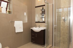 Bañera con ducha, artículos de tocador gratuitos, secador de pelo