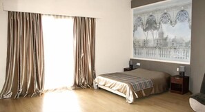 Estudio | Caja de seguridad en la habitación y tabla de planchar con plancha 