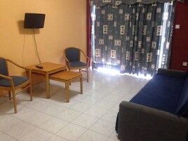 Apartemen, 1 kamar tidur | Area keluarga | TV layar datar