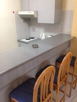 Studio | Makan di kamar
