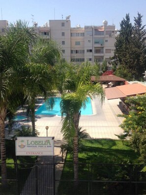 Seasonal outdoor pool, pool umbrellas, sun loungers - Lobelia Apartments (Limassol)